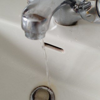Case Atc di via Mozzanino, la protesta dei residenti: “Senza acqua da oltre dieci anni” Case Atc di via Mozzanino, la protesta dei residenti: “Senza acqua da oltre dieci anni”