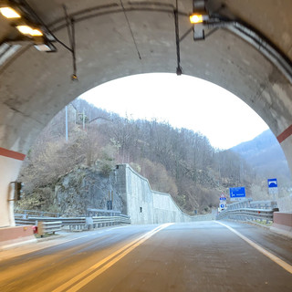 Fa discutere la distanza di 100 metri tra veicoli nella galleria di Paiesco