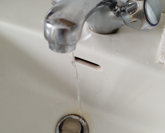 Case Atc di via Mozzanino, la protesta dei residenti: “Senza acqua da oltre dieci anni” Case Atc di via Mozzanino, la protesta dei residenti: “Senza acqua da oltre dieci anni”
