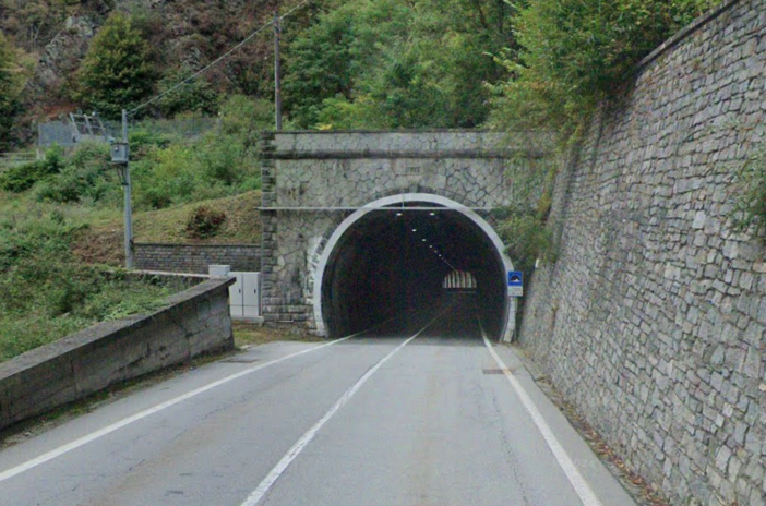Valle Vigezzo, senso unico alternato per una notte nella galleria di Masera