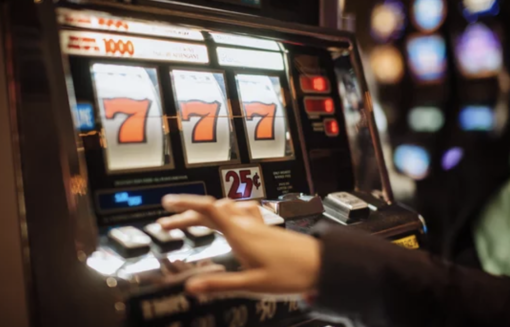M5S contro la legge regionale sulle slot machine: banchetti per la raccolta firme