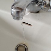 Case Atc di via Mozzanino, la protesta dei residenti: “Senza acqua da oltre dieci anni”