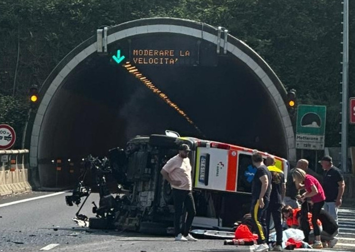 Incidente sull'A26, è dell'Anpass di Villadossola l'ambulanza che si è ribaltata. Un operatore elitrasportato a Varese