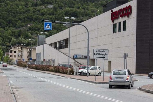 Da Parigi a Cortina in bicicletta: Silvia Gottardi fa tappa a Crevoladossola