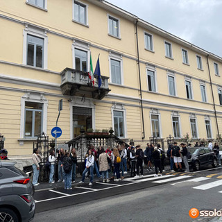Fisica e universo invisibile: due docenti di Bologna incontrano gli studenti ossolani