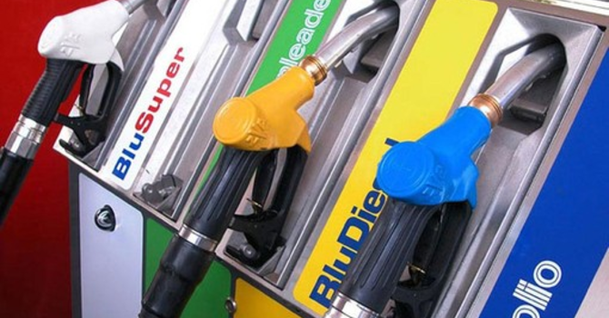 Caro carburanti in montagna, l'allarme di Uncem: "Pesano troppo su chi vive nelle valli, servono sgravi immediati" Caro carburanti in montagna, l'allarme di Uncem: "Pesano troppo su chi vive nelle valli, servono sgravi immediati"