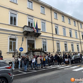 Fisica e universo invisibile: due docenti di Bologna incontrano gli studenti ossolani Fisica e universo invisibile: due docenti di Bologna incontrano gli studenti ossolani