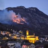 Vasto incendio sui monti di Crevoladossola, scatta il presidio notturno