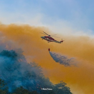 Incendi, la situazione peggiora: le fiamme arrivano a Pallanzeno ed è bruciata una baita all’Alpe Ceresola