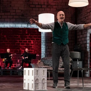 Claudio Bisio protagonista al teatro La Fabbrica con "La mia vita raccontata male"