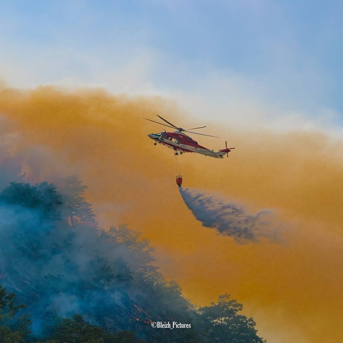 Incendi, la situazione peggiora: le fiamme arrivano a Pallanzeno ed è bruciata una baita all’Alpe Ceresola Incendi, la situazione peggiora: le fiamme arrivano a Pallanzeno ed è bruciata una baita all’Alpe Ceresola