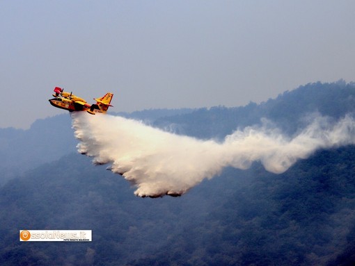 Incendi in Ossola, l'emergenza non è finita: nuovi focolai a Calasca e torna il Canadair
