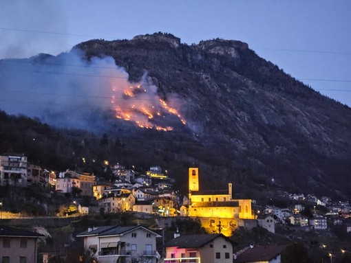 Vasto incendio sui monti di Crevoladossola, scatta il presidio notturno Vasto incendio sui monti di Crevoladossola, scatta il presidio notturno
