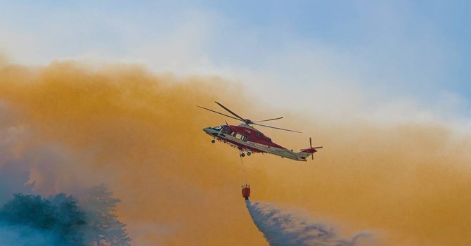 Incendi, la situazione peggiora: le fiamme arrivano a Pallanzeno ed è bruciata una baita all’Alpe Ceresola