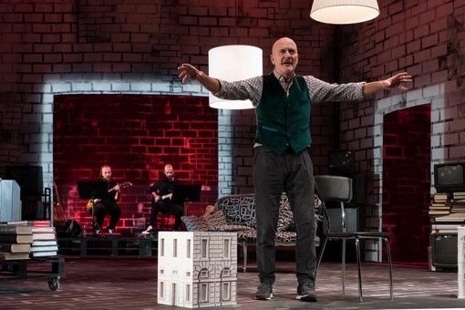 Claudio Bisio protagonista al teatro La Fabbrica con "La mia vita raccontata male"