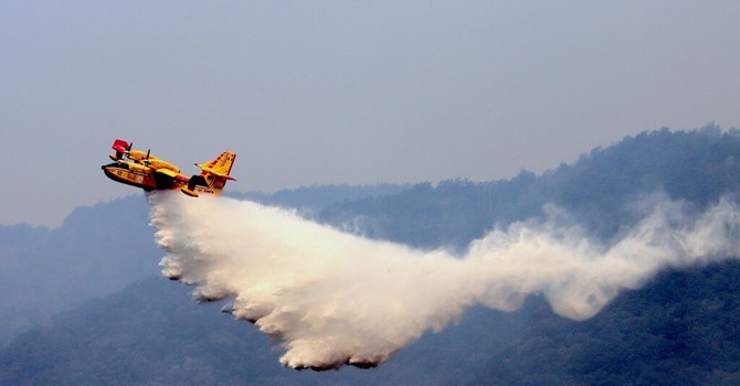 Incendi in Ossola, l'emergenza non è finita: nuovi focolai a Calasca e torna il Canadair