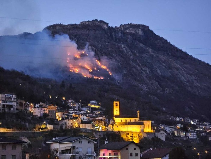 Vasto incendio sui monti di Crevoladossola, scatta il presidio notturno