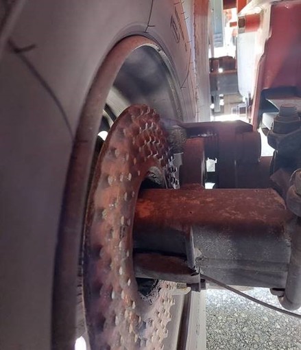 Camion italiano con freno rotto sulle strade del Ticino: scatta lo stop della polizia cantonale Camion italiano con freno rotto sulle strade del Ticino: scatta lo stop della polizia cantonale