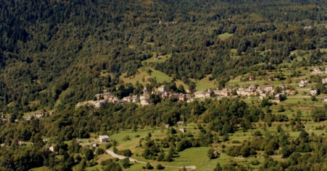 Cittadini in azione: a Crodo un gruppo di volontari impegnati nella pulizia dei sentieri