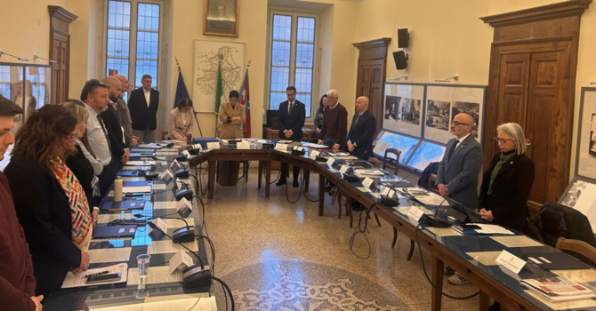 Consiglio comunale, omaggio a Umberto Bossi: un minuto di silenzio apre la seduta