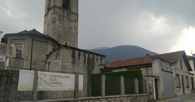 Le mura medievali lungo via Facchinetti Le mura medievali lungo via Facchinetti