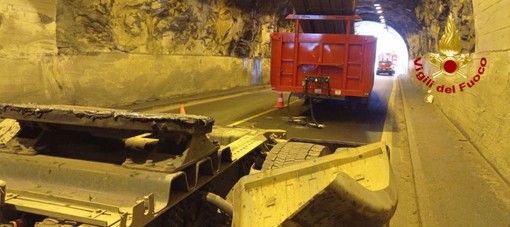 Autoarticolato perde il rimorchio in galleria a Varzo: si procede a senso unico alternato