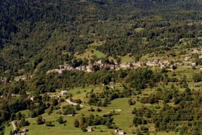 Cittadini in azione: a Crodo un gruppo di volontari impegnati nella pulizia dei sentieri