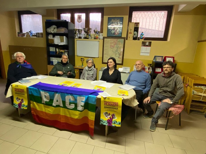 I rappresentanti dei comitati Ossola Ferma il Riarmo e Ossola per la Palestina