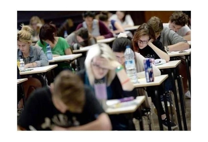 Maturità 2025: le possibili tracce del tema d’italiano tra attualità, intelligenza artificiale, memoria e sogni dei giovani