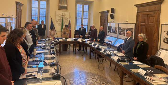 Consiglio comunale, omaggio a Umberto Bossi: un minuto di silenzio apre la seduta