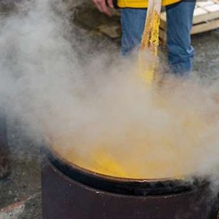 Il carnevale del Badulerio tra tradizione e sapori: torna la collaborazione con le maschere domesi