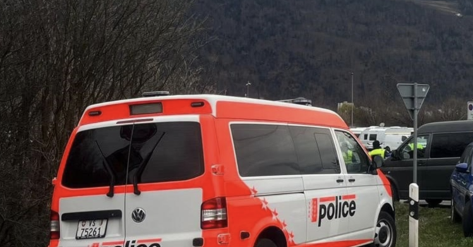 Treno deragliato in Svizzera: interrotta la linea Frutigen-Briga, probabili feriti Treno deragliato in Svizzera: interrotta la linea Frutigen-Briga, probabili feriti