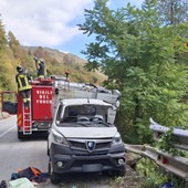 Mezzo di Conser Vco va sbattere sulla statale 337 della Valle Vigezzo. Conducente estratto dalle lamiere dai Vigili del fuoco