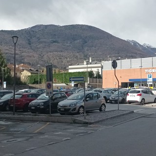 Domodossola, due giorni di divieto di sosta nel parcheggio del supermercato Tigros
