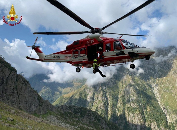 Escursionisti in difficoltà, intervento dell'elicottero dei Vigili del fuoco