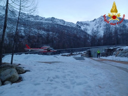 Alpe Fillar, l'elicottero dei Vigili del fuoco recupera due escursionisti in difficoltà