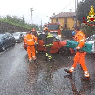 Frontale tra due auto in via Piave, due persone ferite