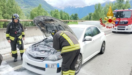 Principio di incendio su un'auto sulla superstrada a Villa