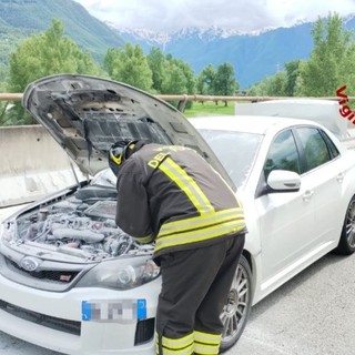 Principio di incendio su un'auto sulla superstrada a Villa
