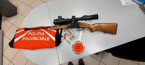 A caccia di notte, abbandonano l'arma carica nel bosco: due denunce a Mergozzo