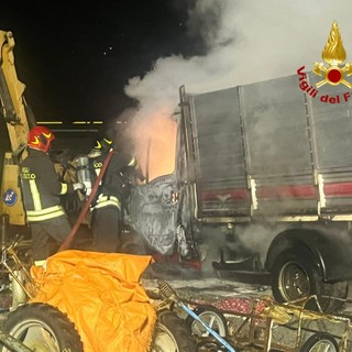 Incendio in un'azienda agricola a Montecrestese: in fiamme un autocarro