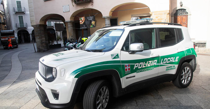 Va sbattere contro un'auto in sosta e fugge, identificato dalla Polizia locale