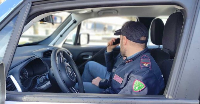 Smantellata una piazza di spaccio nei boschi di Crevoladossola: sequestrati cocaina, hashish e contanti Smantellata una piazza di spaccio nei boschi di Crevoladossola: sequestrati cocaina, hashish e contanti