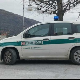 Trenta passaggi col rosso e 46 revisioni scadute rilevate nel 2025 dalla polizia locale di Mergozzo