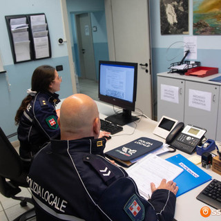 Danneggia l'impianto antincendio del parcheggio e pubblica il video su TikTok Danneggia l'impianto antincendio del parcheggio e pubblica il video su TikTok