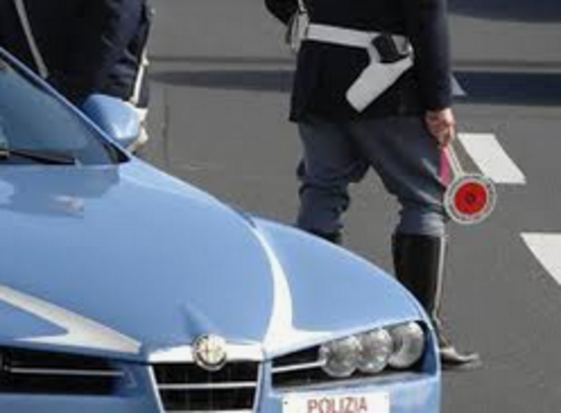 Diciannovenne sfreccia a 175 km/h in superstrada, per lui ritiro della patente e multa da 845 euro Diciannovenne sfreccia a 175 km/h in superstrada, per lui ritiro della patente e multa da 845 euro