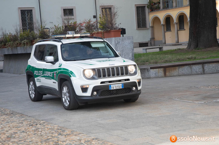 Danneggiati i vasi ornamentali davanti al Palazzo di Città: identificato l'autore