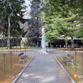 Danneggiata la corona in memoria dei caduti: "Gesto inqualificabile"