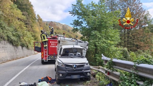 Mezzo di Conser Vco va sbattere sulla statale 337 della Valle Vigezzo. Conducente estratto dalle lamiere dai Vigili del fuoco