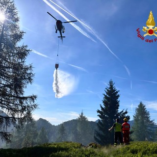 Tre incendi ancora attivi nel Vco: Canadair ed elicotteri in azione sulle montagne ossolane